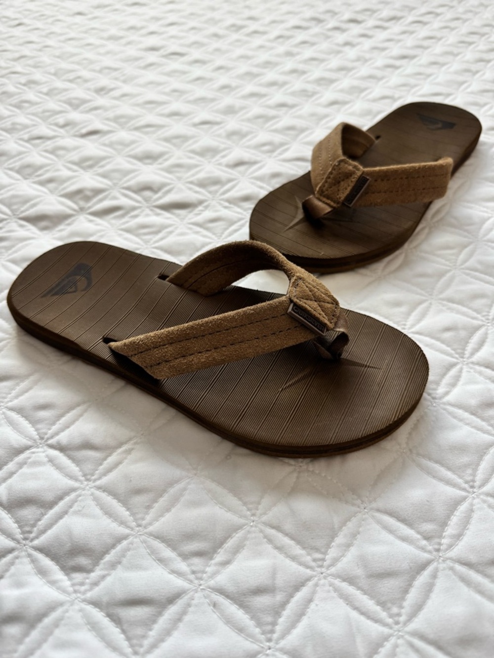 NWOT Quiksilver Carver Suede Core Tan Brown Youth Flip Flop Sandals Size 5